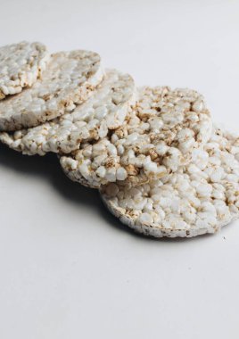 Beyaz backround üzerinde gevrek yığını, sağlıklı gıda