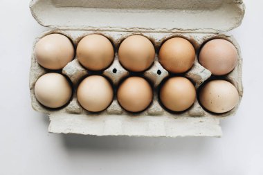 beyaz arka plan üzerinde karton paket te tavuk yumurtası