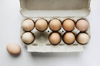 beyaz arka plan üzerinde karton paket te tavuk yumurtası