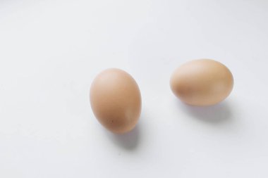 Beyaz arkaplanda tavuk yumurtası