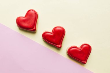 Kırmızı sır ile kalp şeklinde kurabiye 