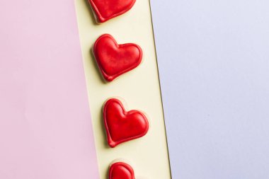 Kırmızı sır ile kalp şeklinde kurabiye 