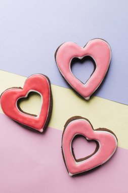 Kırmızı sır ile kalp şeklinde kurabiye 