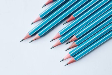 beyaz zemin üzerine kalem bileşimi