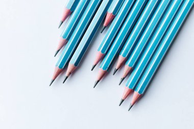 beyaz zemin üzerine kalem bileşimi