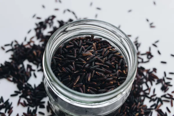 Tarro Vidrio Con Arroz Negro Crudo Macro — Foto de Stock