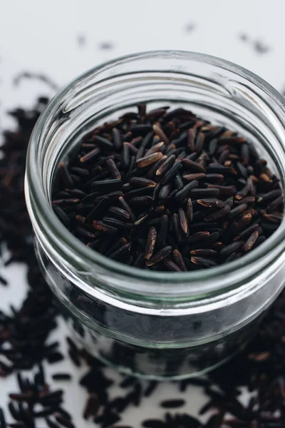 Tarro Vidrio Con Arroz Negro Crudo Macro — Foto de Stock