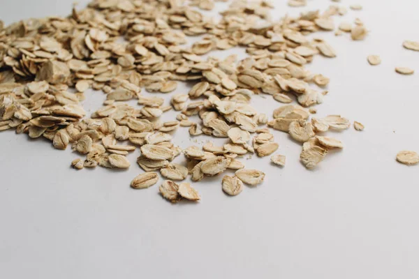 Esparcir Copos Avena Crudos Sobre Fondo Blanco —  Fotos de Stock