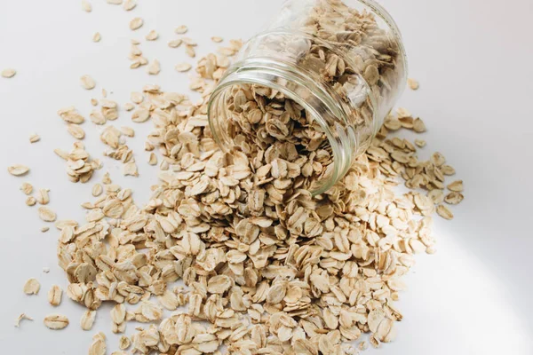 beyaz arka plan üzerinde ham yulaf gevreği ile kavanoz