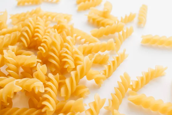 Mucchio Maccheroni Crudi Sfondo Bianco — Foto Stock