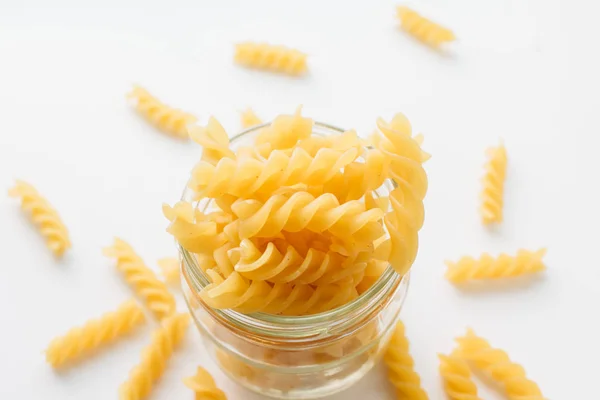 Stapel Van Ongekookt Macaroni Witte Achtergrond — Stockfoto