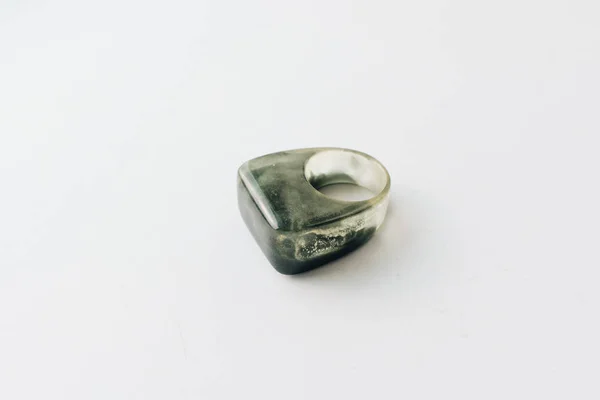 Modern Stílusú Műanyag Gyűrű Szürke Háttérrel — Stock Fotó