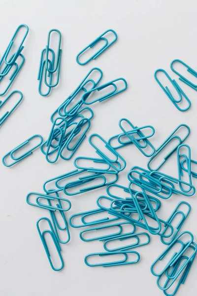 Stapel Van Kleurrijke Paperclips Witte Achtergrond Plat Leggen — Stockfoto