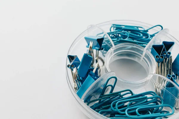 Pile Blue Paper Clips Organiser Blue Background — Stock Photo, Image