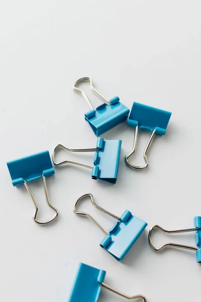 Pile Trombones Bleus Sur Fond Bleu — Photo