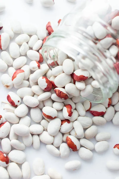 白い背景に瓶の中の生豆 — ストック写真
