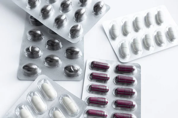 Beyaz arka planda hapları ile blisterler