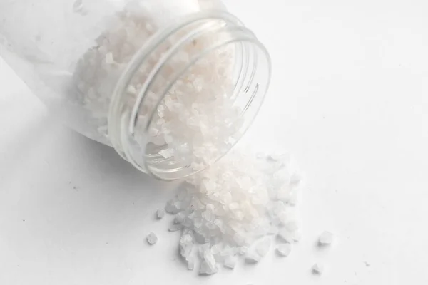 Разбросанная Соль Белом Фоне — стоковое фото