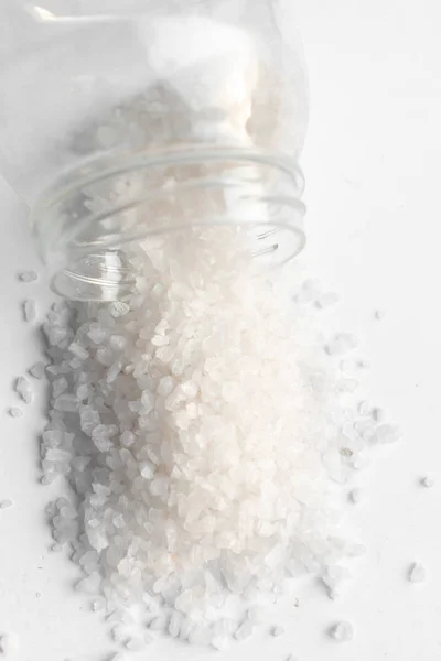 Spridd Smaksatt Salt Vit Bakgrund — Stockfoto