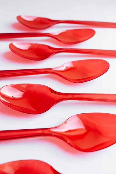 Cucchiai Plastica Rosso Piatto Laici Sfondo Bianco — Foto Stock