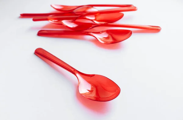 Red Plastic Spoons Flat Lay White Background — Stock Photo, Image