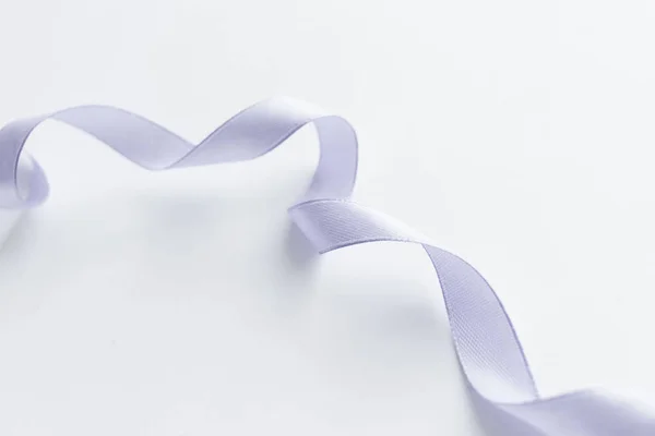Decorazione Nastro Viola Chiaro Sfondo Bianco — Foto Stock