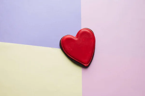 Biscoito Forma Coração Com Esmalte Vermelho — Fotografia de Stock