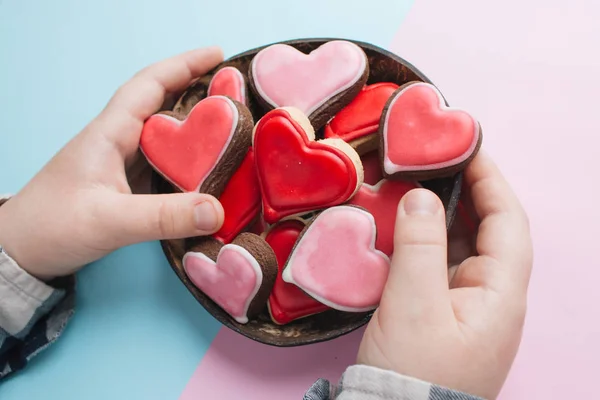 Manos Niño Sosteniendo Galletas Forma Corazón Con Esmalte Rojo —  Fotos de Stock