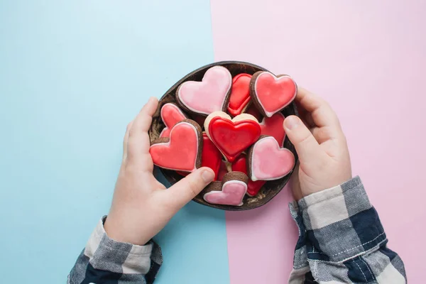 Manos Niño Sosteniendo Galletas Forma Corazón Con Esmalte Rojo —  Fotos de Stock