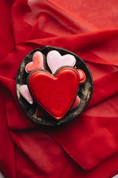 Kekse Herzform Mit Roter Glasur Schüssel — Stockfoto