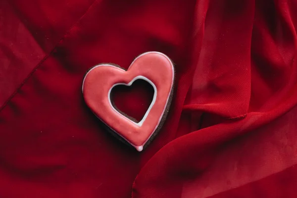 Μπισκότο Σχήμα Καρδιάς Κόκκινο Γλάσο Κόκκινο Ύφασμα — Φωτογραφία Αρχείου