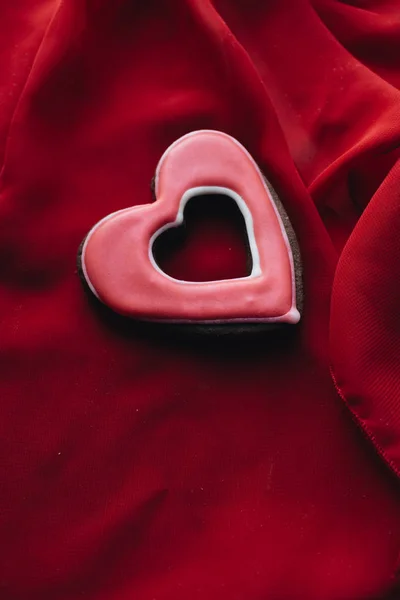 Μπισκότο Σχήμα Καρδιάς Κόκκινο Γλάσο Κόκκινο Ύφασμα — Φωτογραφία Αρχείου