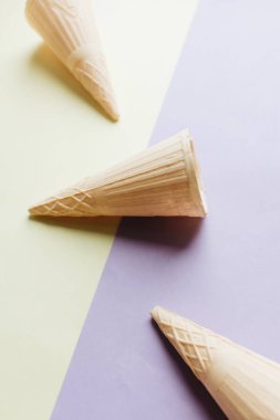 Gözleme koniler ışık arka plan üzerinde bileşimi