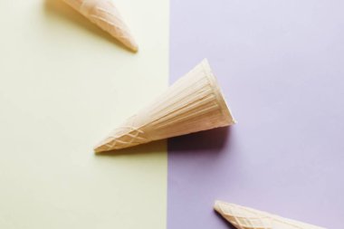 Gözleme koniler ışık arka plan üzerinde bileşimi