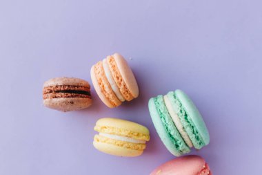 kompozisyon mor zemin üzerine lezzetli macaroons 