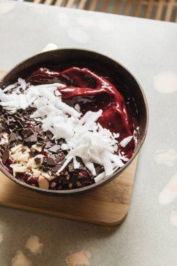 pancar, Hindistan cevizi ve çikolata ile kase