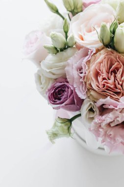 Pembe ve beyaz çiçekli güzel bahar buketi