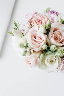 Pembe ve beyaz çiçekli güzel bahar buketi