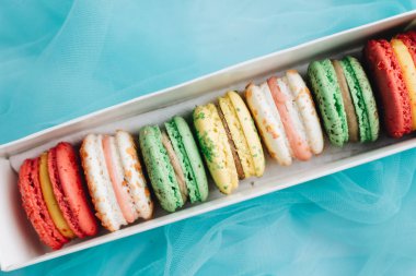 kutusu ile lezzetli parlak macaroons, tatlı tatlı 
