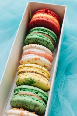kutusu ile lezzetli parlak macaroons, tatlı tatlı 