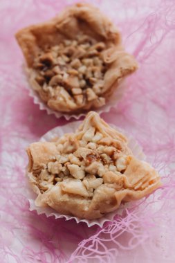 Baklava tatlı. Kıyılmış fındık ile dolu ve şekerli ve şurubu veya bal ile birlikte düzenlenen filo kat pasta yaptı