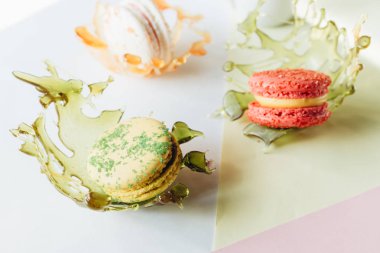 karamel ve makaron ile yaratıcı tatlı