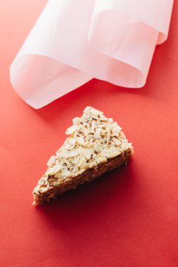 kırıntıları ile lezzetli taze Napoleon kek parçası 