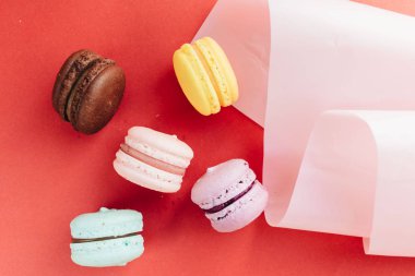 kırmızı arka plan üzerinde lezzetli macaroons kompozisyon 