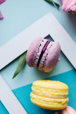 çerçeve ile çiçek arka plan üzerinde lezzetli macaroons
