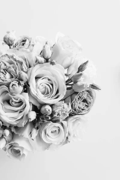 Bellissimo Bouquet Primaverile Con Fiori Teneri Rosa Bianchi Bianco Nero — Foto Stock