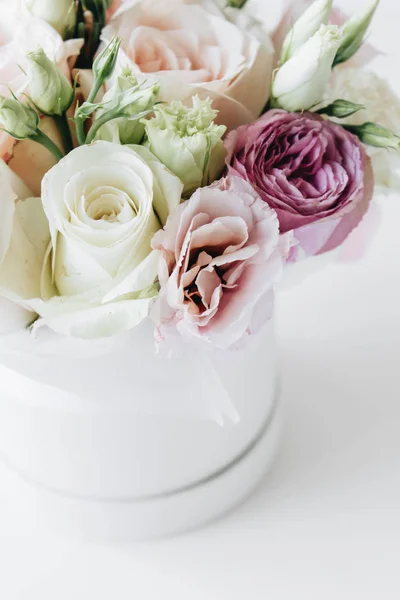 Hermoso Ramo Primavera Con Flores Tiernas Rosas Blancas —  Fotos de Stock