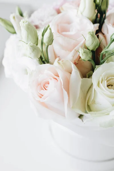 Hermoso Ramo Primavera Con Flores Tiernas Rosas Blancas —  Fotos de Stock