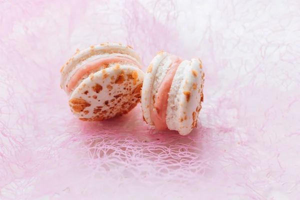 Pembe Arka Plan Üzerinde Lezzetli Macaroons Kompozisyon — Stok fotoğraf