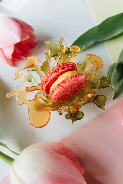 Creative Dessert Caramel Macaroon Flat Lay Tulips — Stock Photo, Image